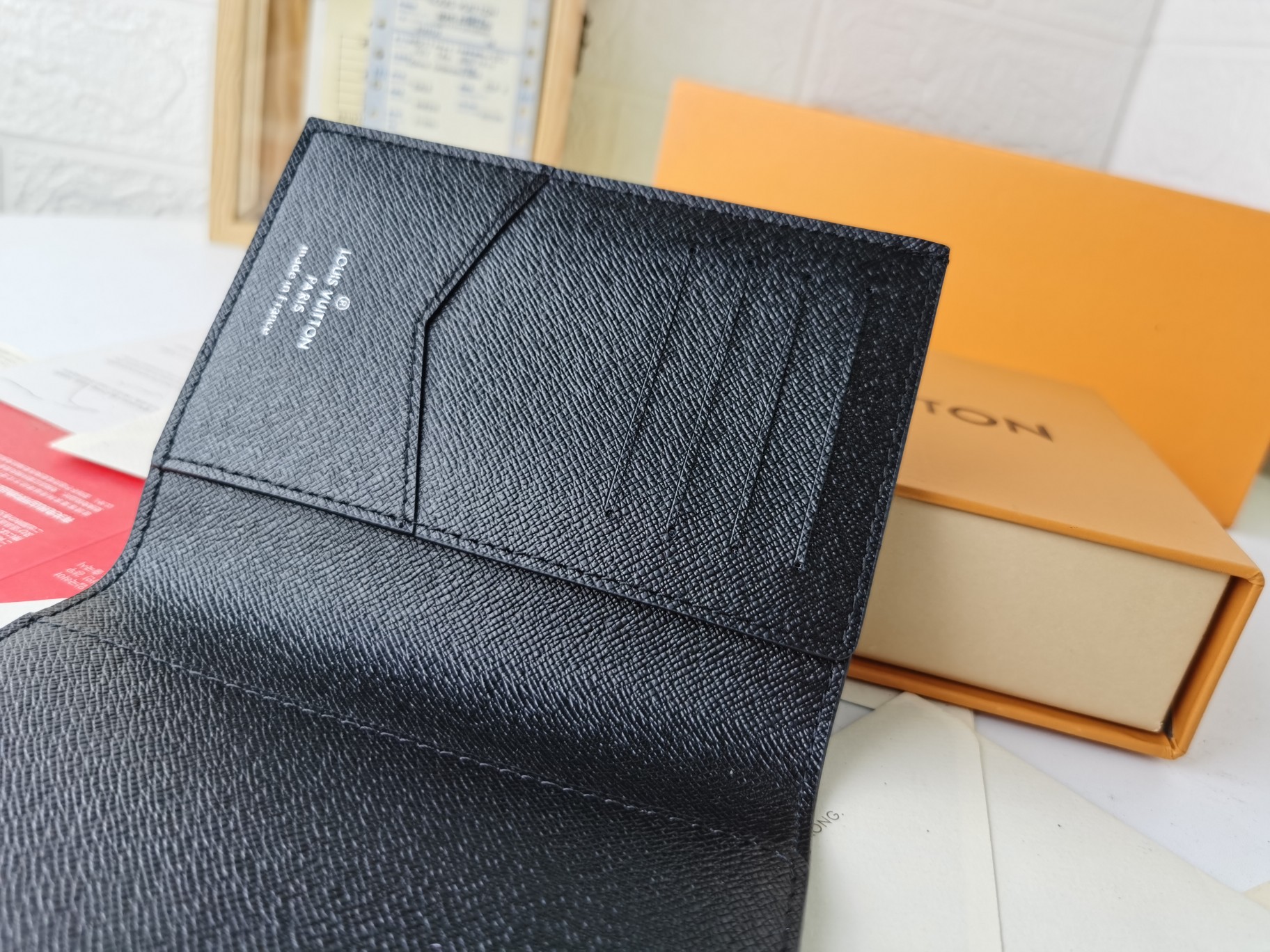 M64502パスポートケース - ラグジュアリーな牛革内装と多層収納