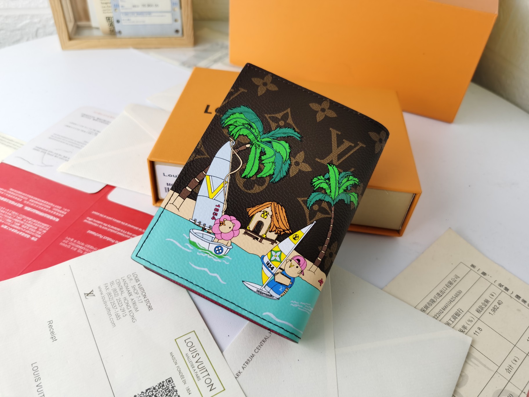 M64502パスポートケース｜ラグジュアリーな小牛皮製・多機能デザイン