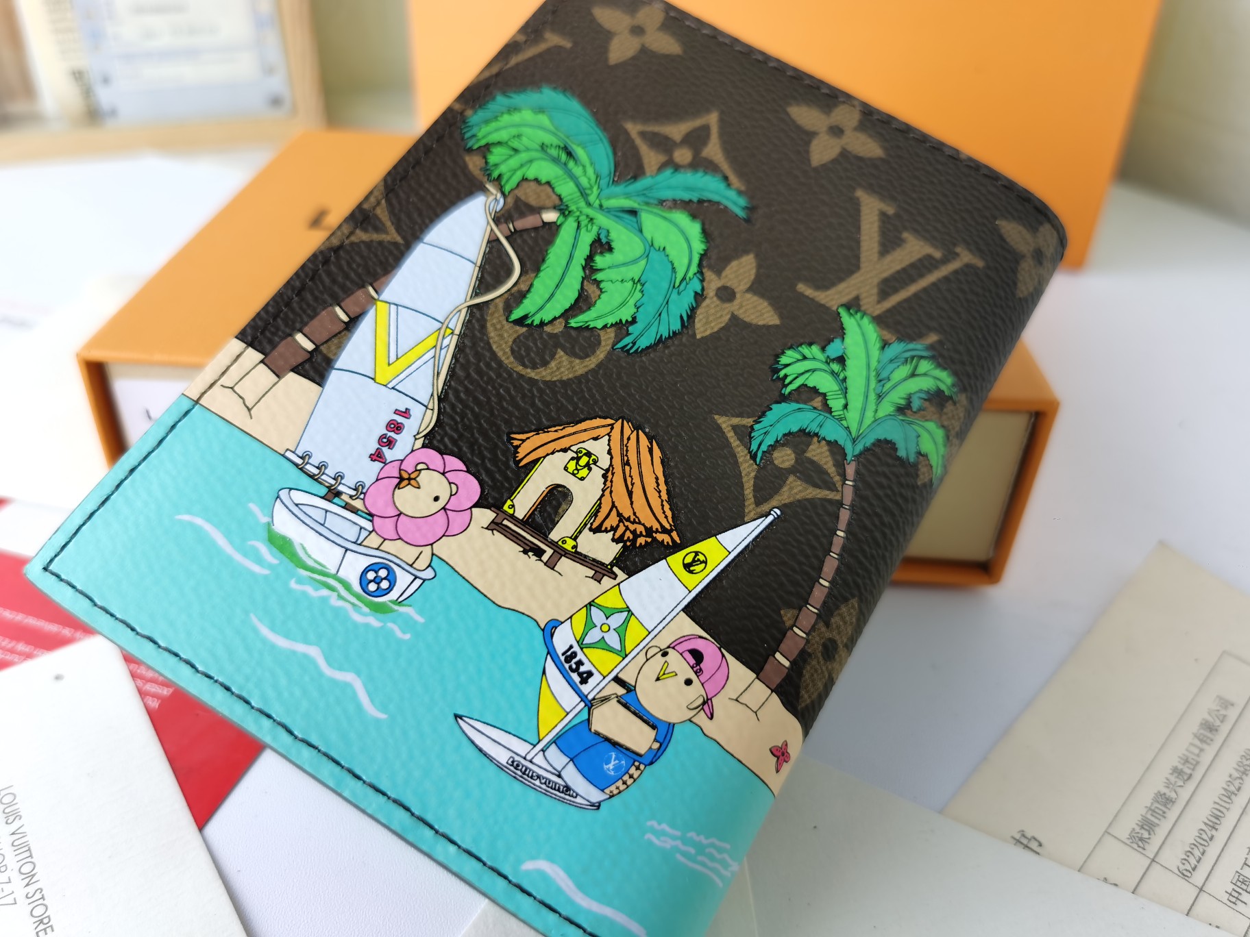 M64502パスポートケース｜ラグジュアリーな小牛皮製・多機能デザイン