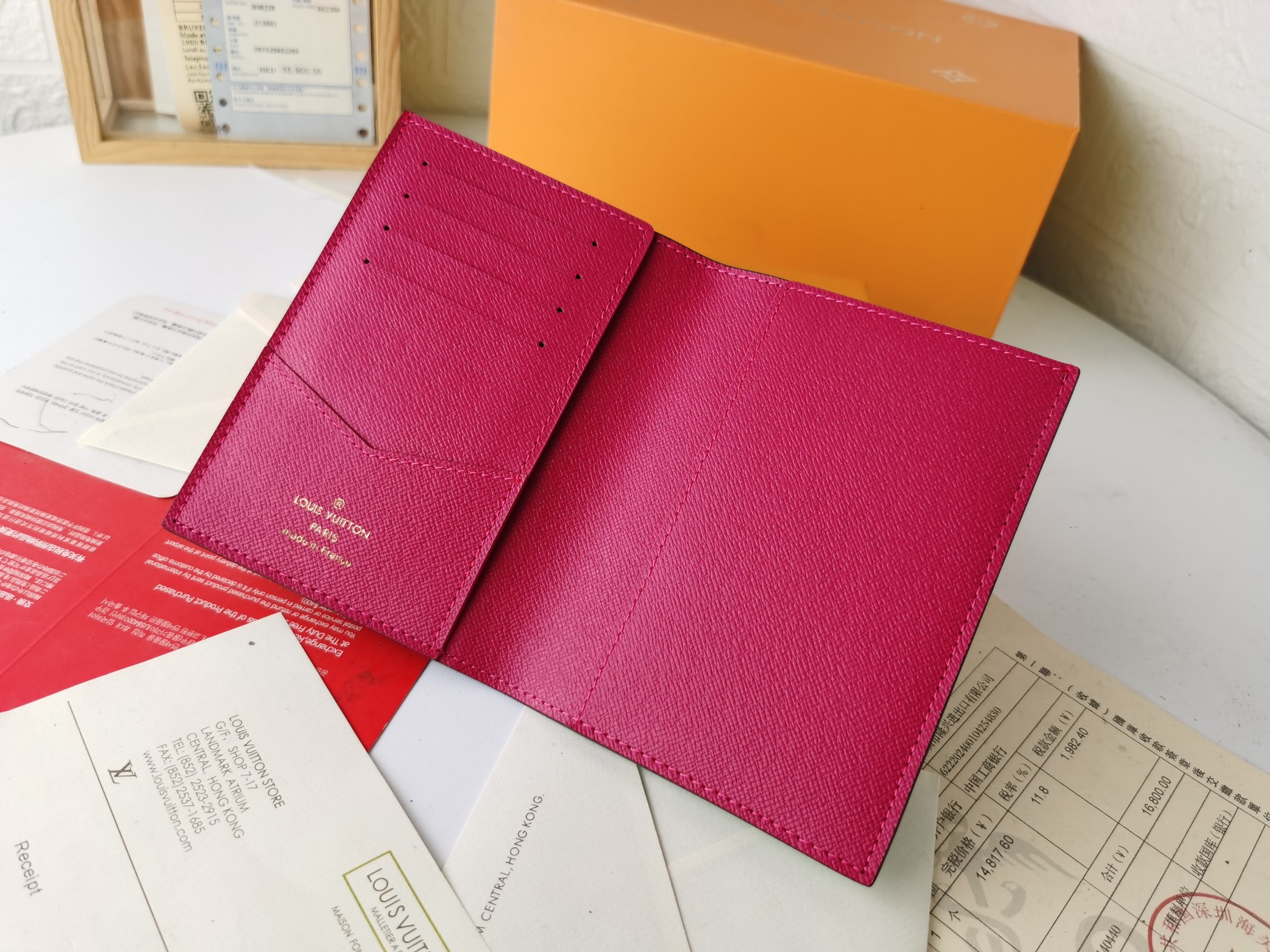 M64502パスポートケース｜ラグジュアリーな小牛皮製・多機能デザイン