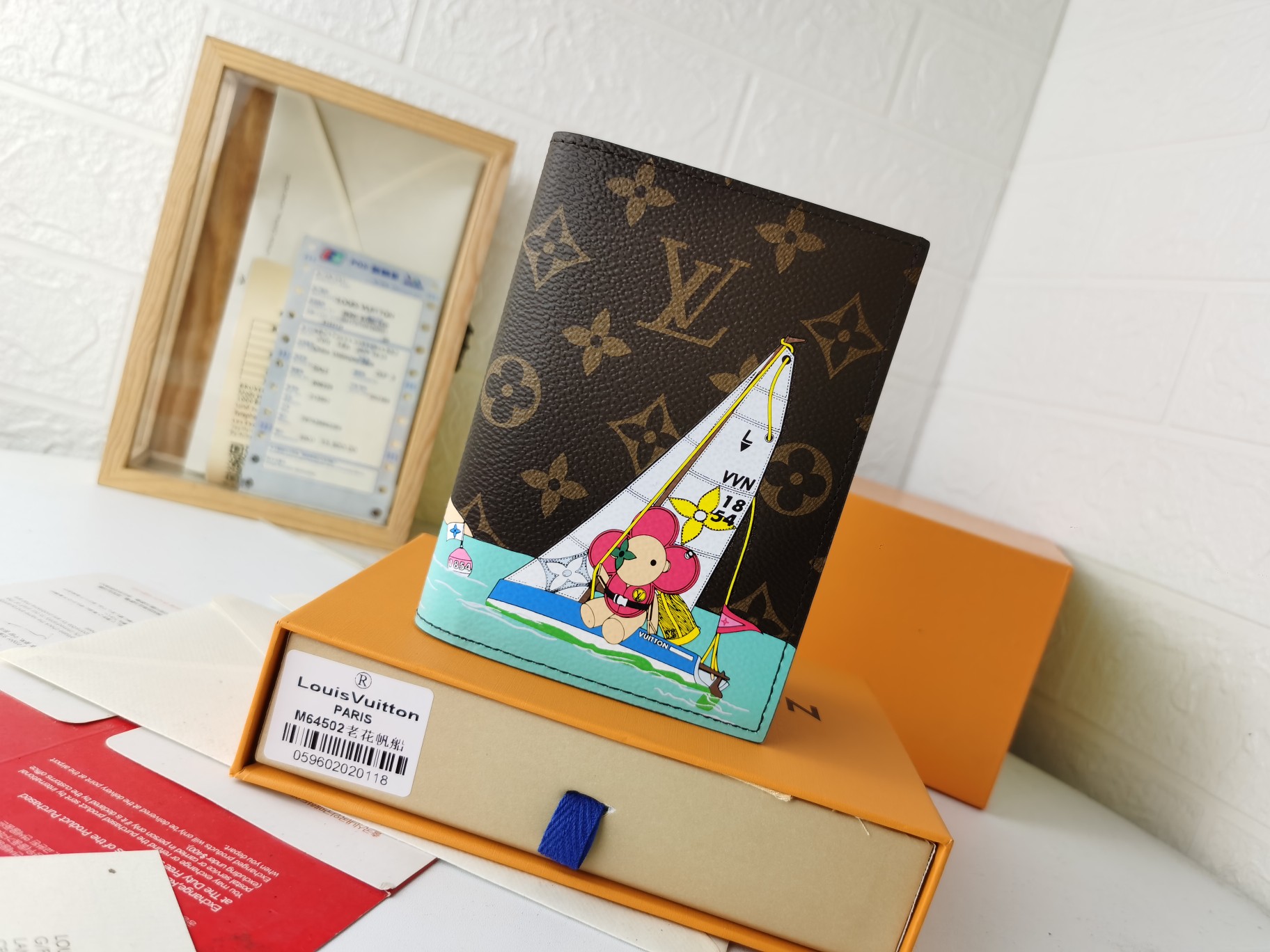 M64502パスポートケース｜ラグジュアリーな小牛皮製・多機能デザイン