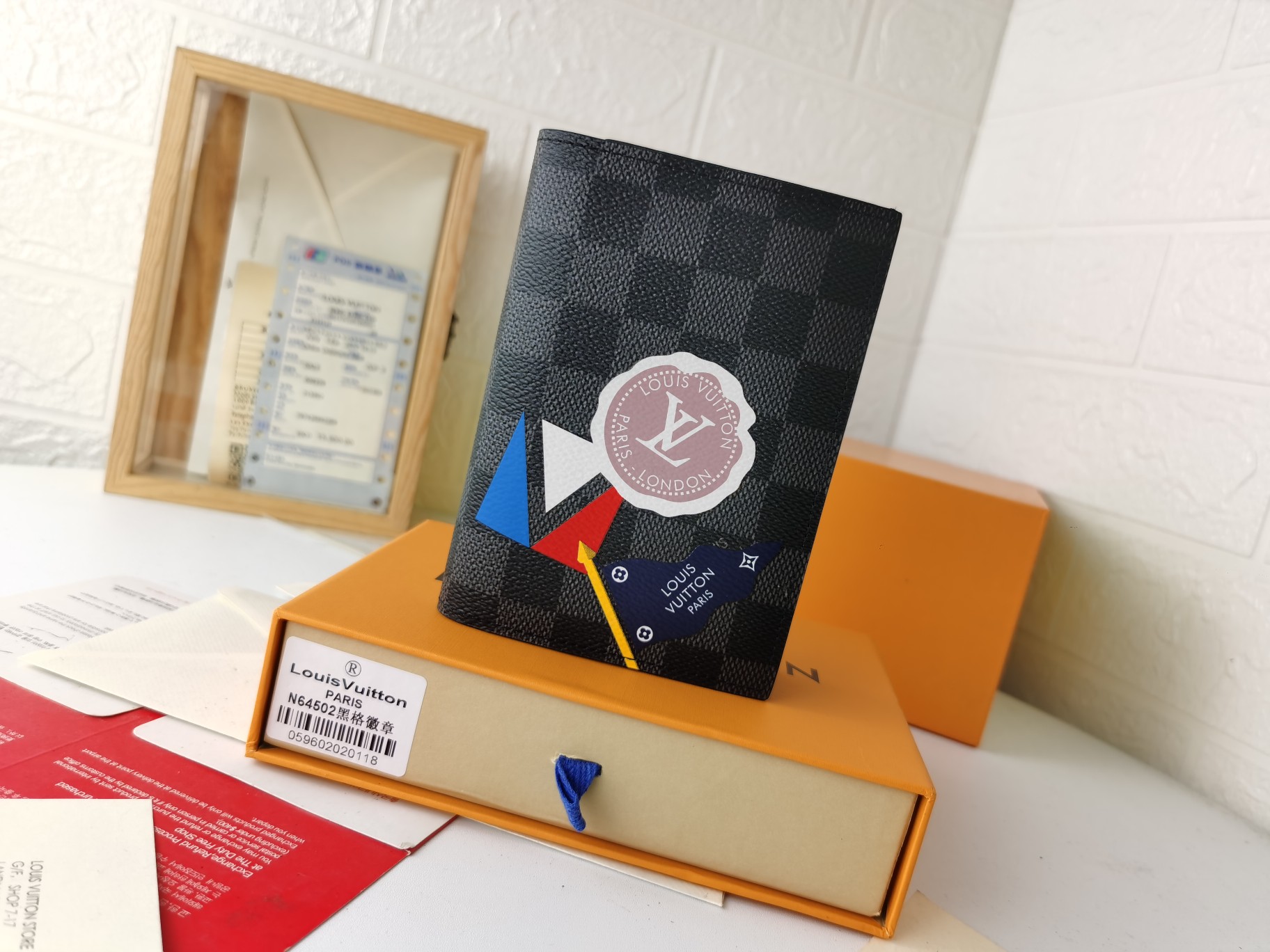 M64502 パスポートケース - 上質な粒纹小牛皮でスタイリッシュな旅行のお供