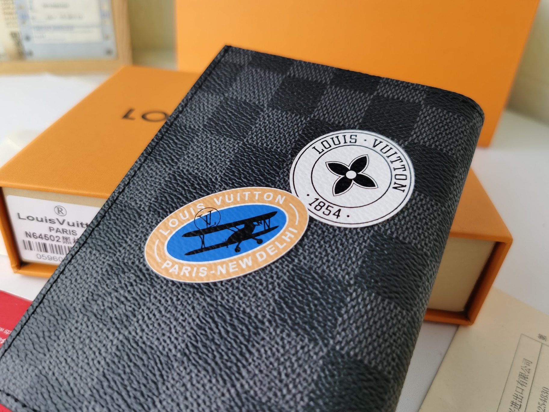 M64502 パスポートケース - 上質な粒纹小牛皮でスタイリッシュな旅行のお供