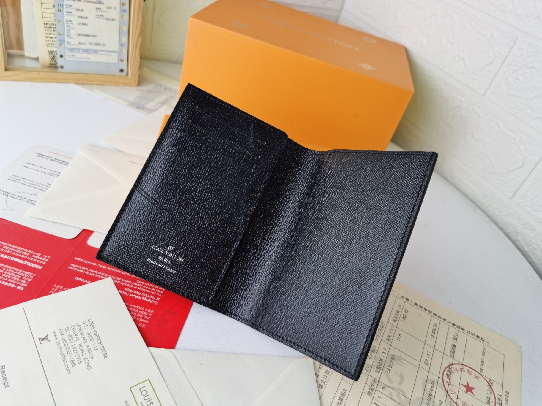 M64502 パスポートケース - 上質な粒纹小牛皮でスタイリッシュな旅行のお供