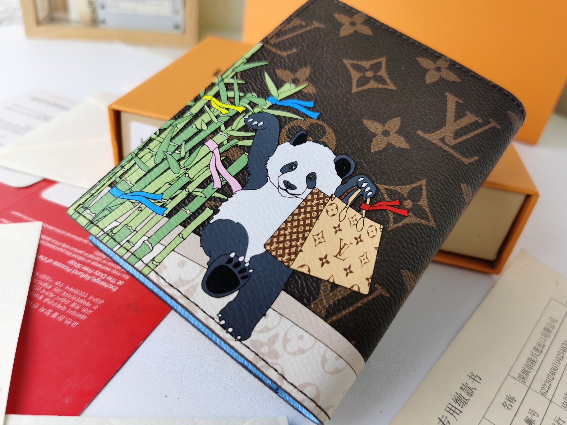 M64502パスポートケース - 高級感あふれる粒纹小牛皮製の旅行アクセサリー