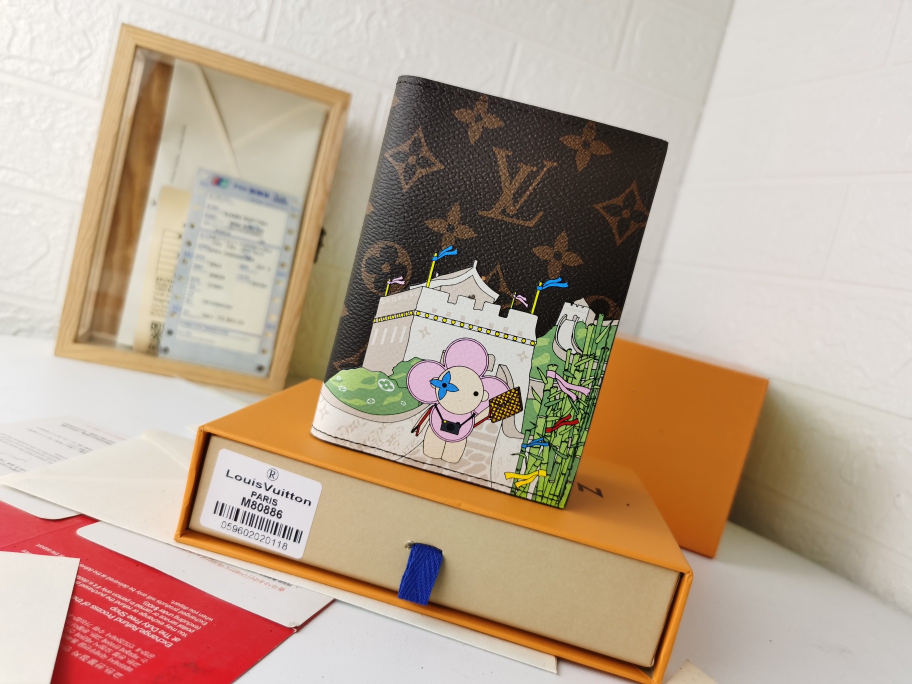 M64502パスポートケース - 高級感あふれる粒纹小牛皮製の旅行アクセサリー