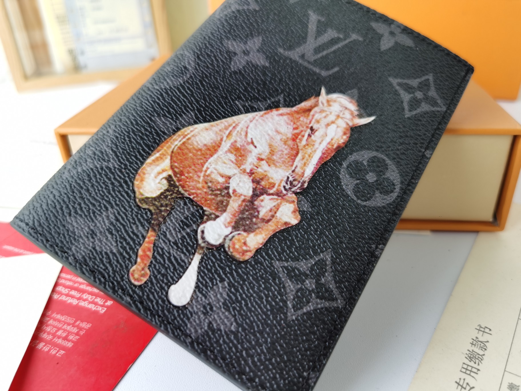 M64502 パスポートケース - 高級感あふれる粒纹小牛皮製