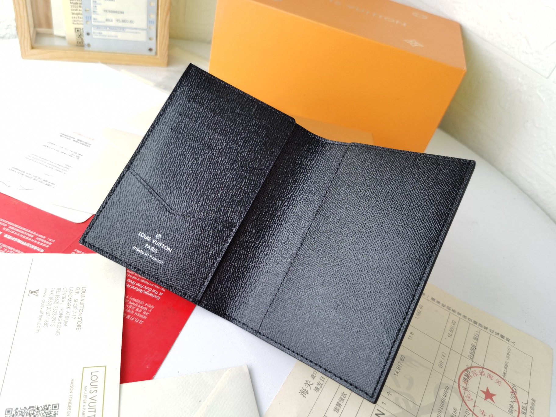 M64502 パスポートケース - 高級感あふれる粒纹小牛皮製