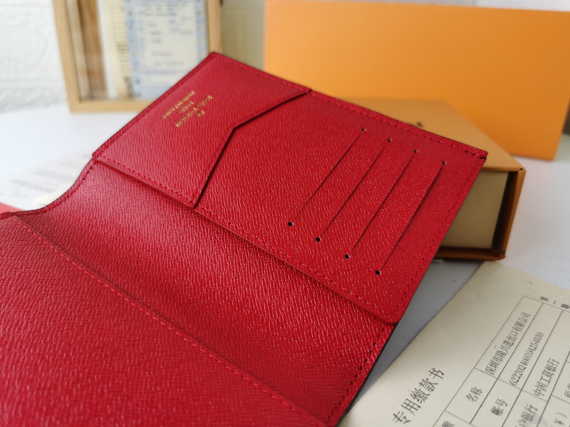 M64502 パスポートケース - 高級感あふれる粒纹小牛皮使用