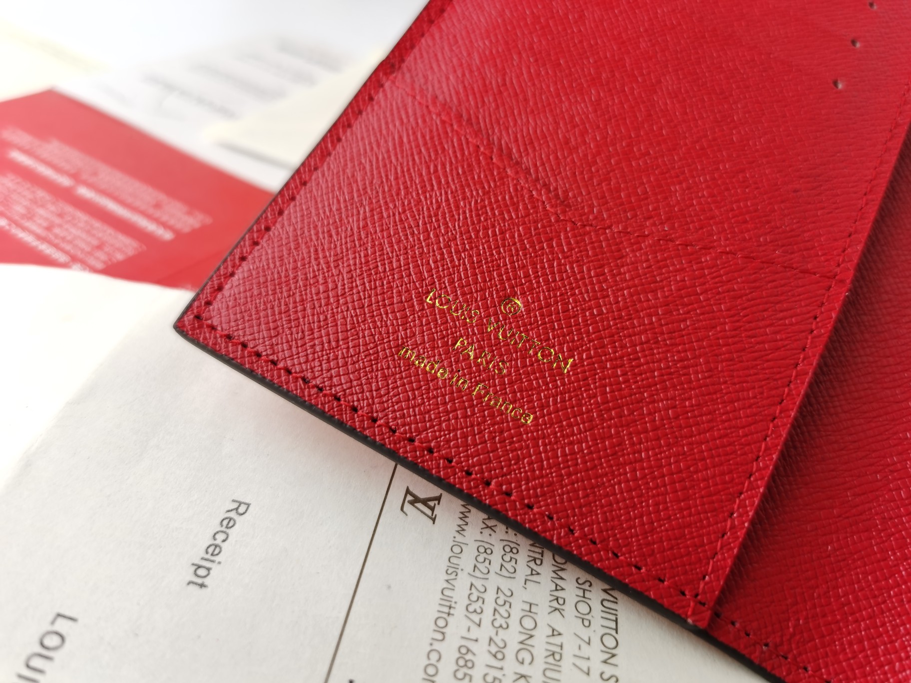 M64502 パスポートケース - 高級感あふれる粒纹小牛皮使用