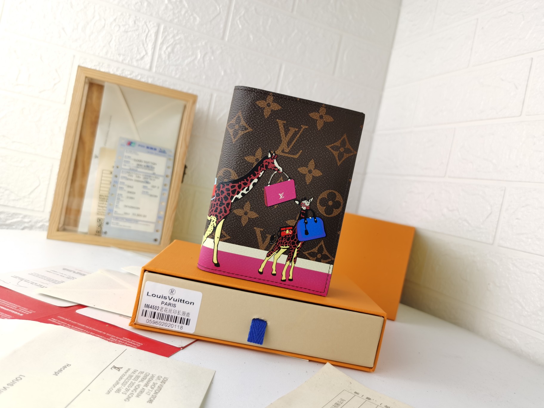 M64502 パスポートケース - ラグジュアリーな粒纹牛革と多機能収納