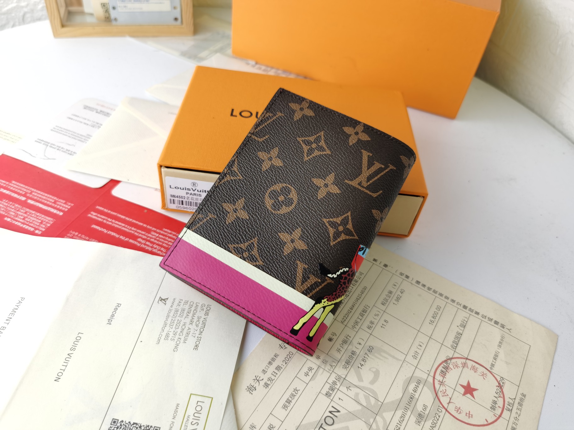 M64502 パスポートケース - ラグジュアリーな粒纹牛革と多機能収納