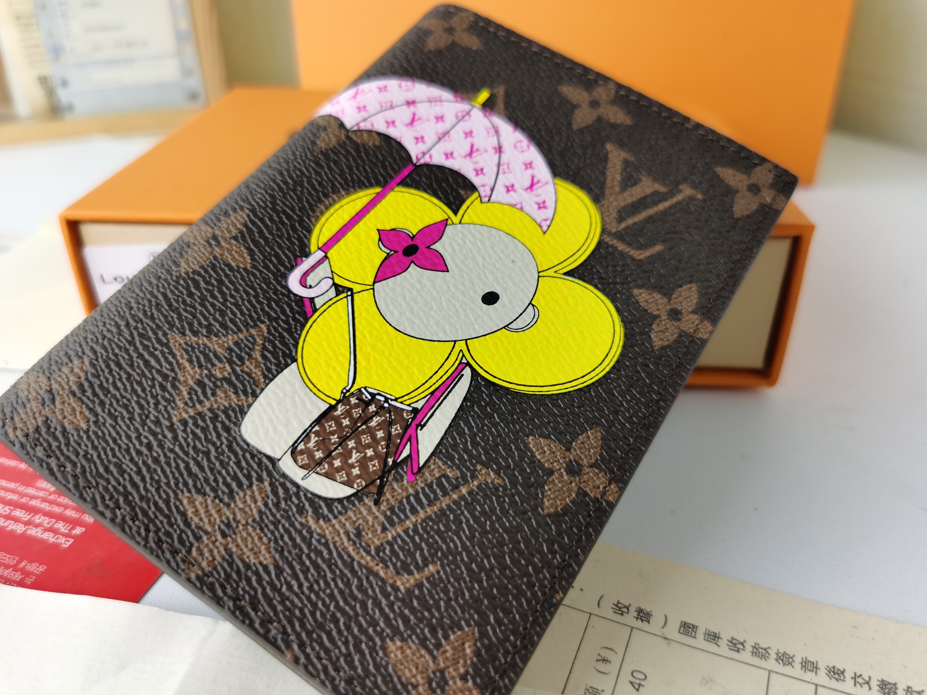 M64502 パスポートケース - 高級感あふれる粒纹小牛皮内衬