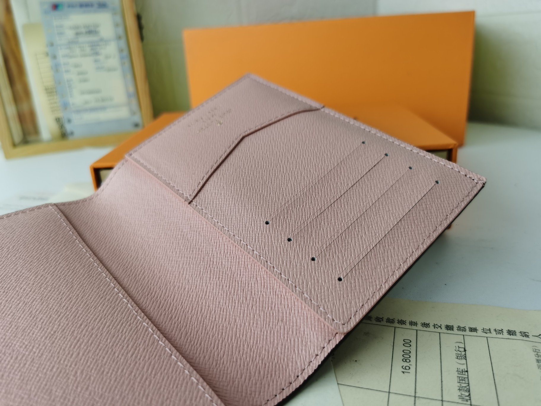 M64502 パスポートケース - 高級感あふれる粒纹小牛皮内衬