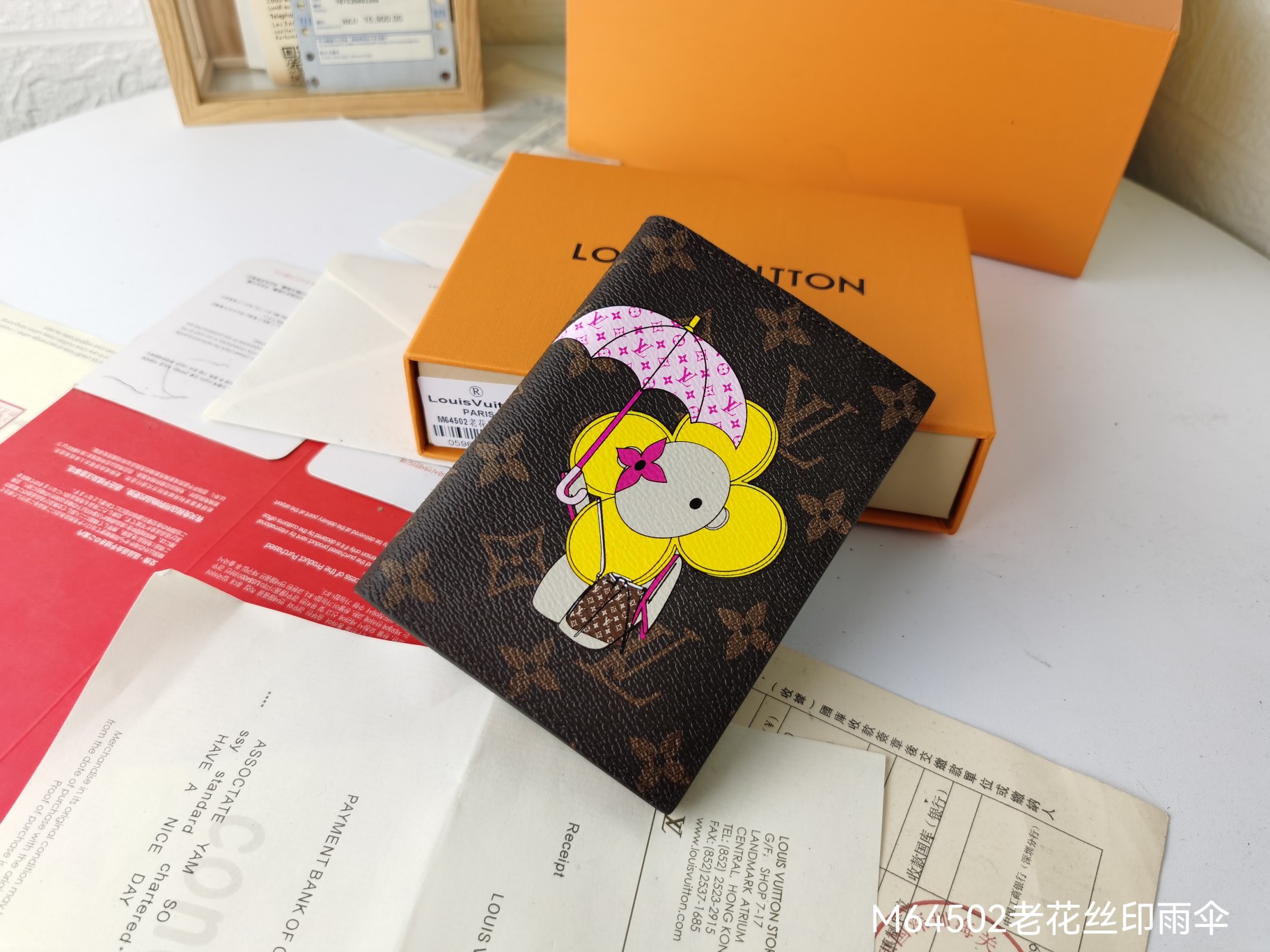 M64502 パスポートケース - 高級感あふれる粒纹小牛皮内衬