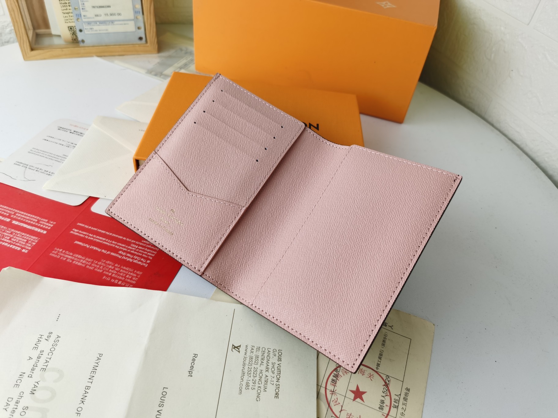 M64502 パスポートケース - 高級感あふれる粒纹小牛皮内衬