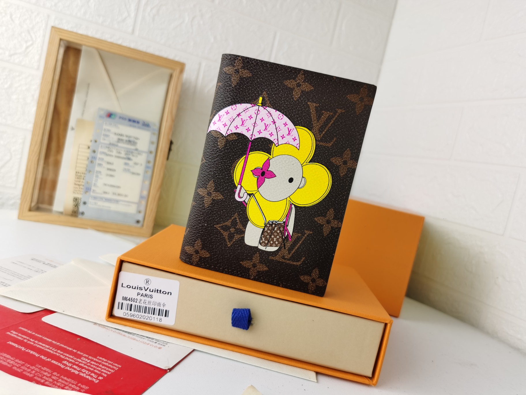 M64502 パスポートケース - 高級感あふれる粒纹小牛皮内衬