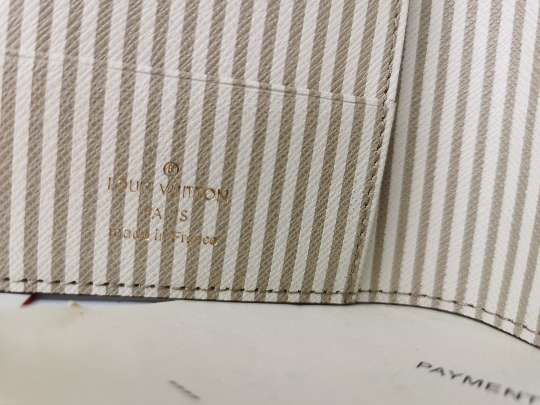 M64502パスポートケース - 高級感あふれる粒纹小牛皮仕様