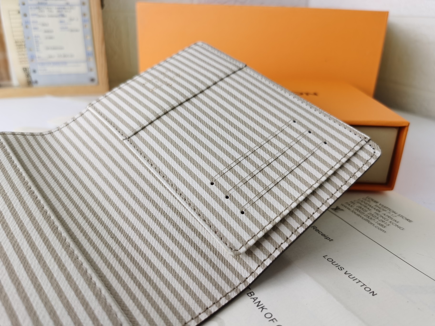 M64502パスポートケース - 高級感あふれる粒纹小牛皮仕様