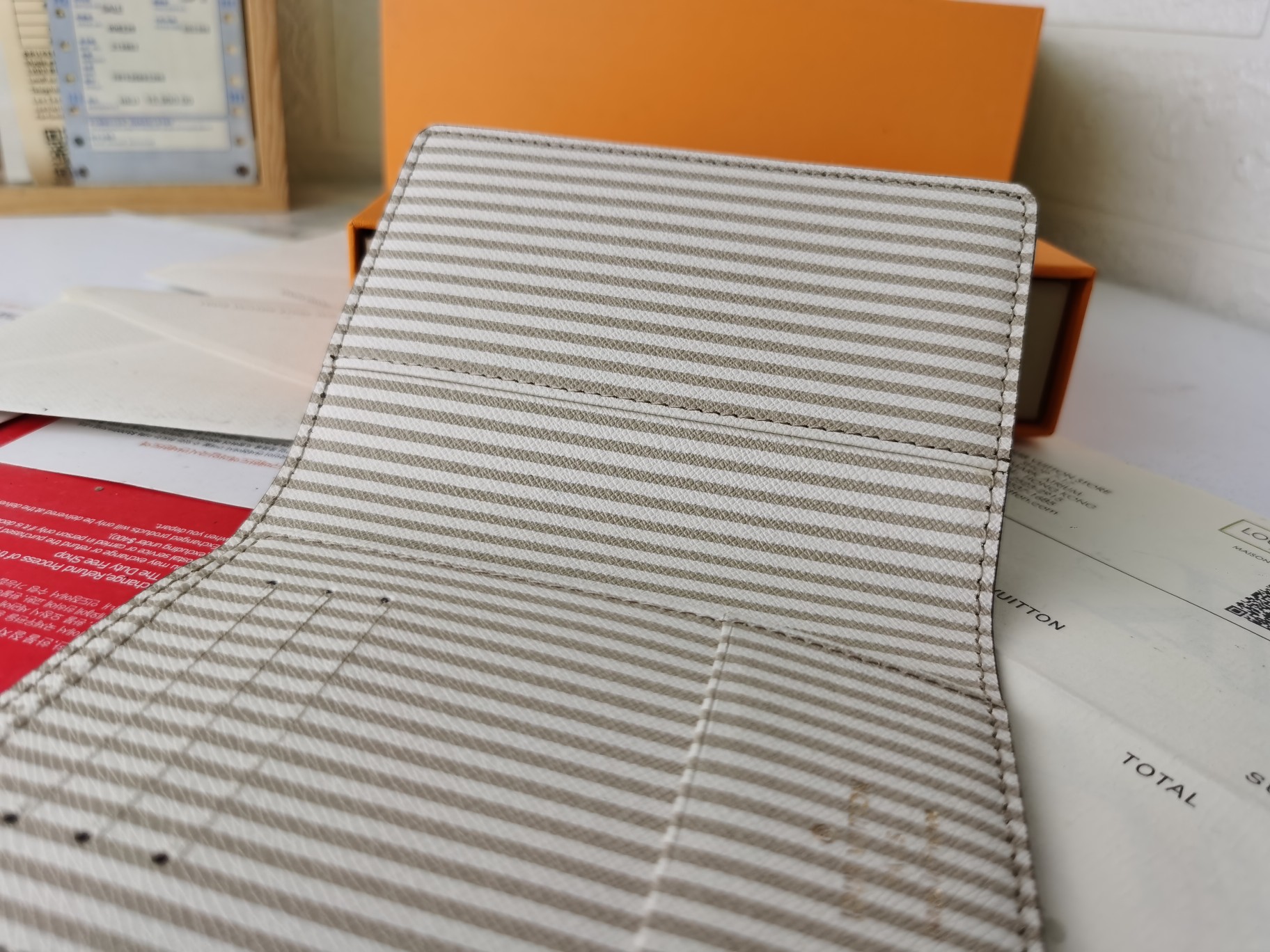 M64502パスポートケース - 高級感あふれる粒纹小牛皮仕様