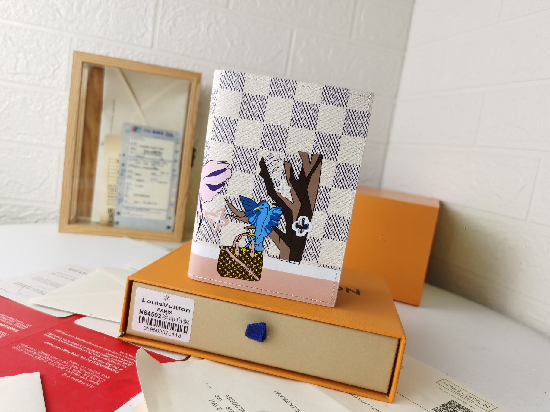 M64502 パスポートケース - 贅沢な粒纹小牛皮内衬と多機能デザイン