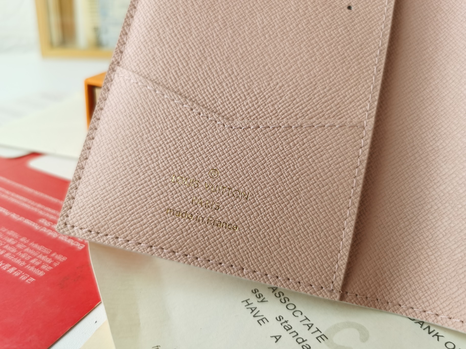 M64502 パスポートケース - 贅沢な粒纹小牛皮内衬と多機能デザイン