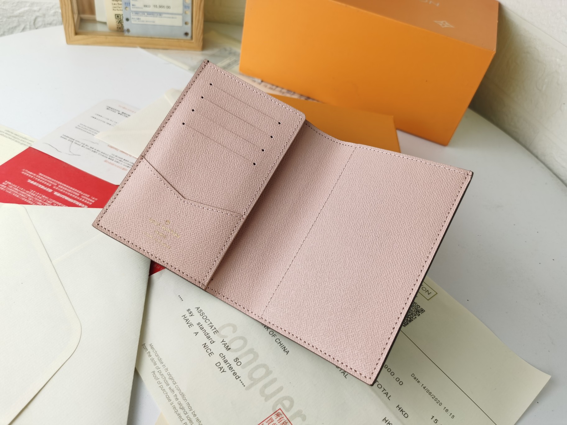 M64502 パスポートケース - 高級粒状牛革製の旅行アクセサリー