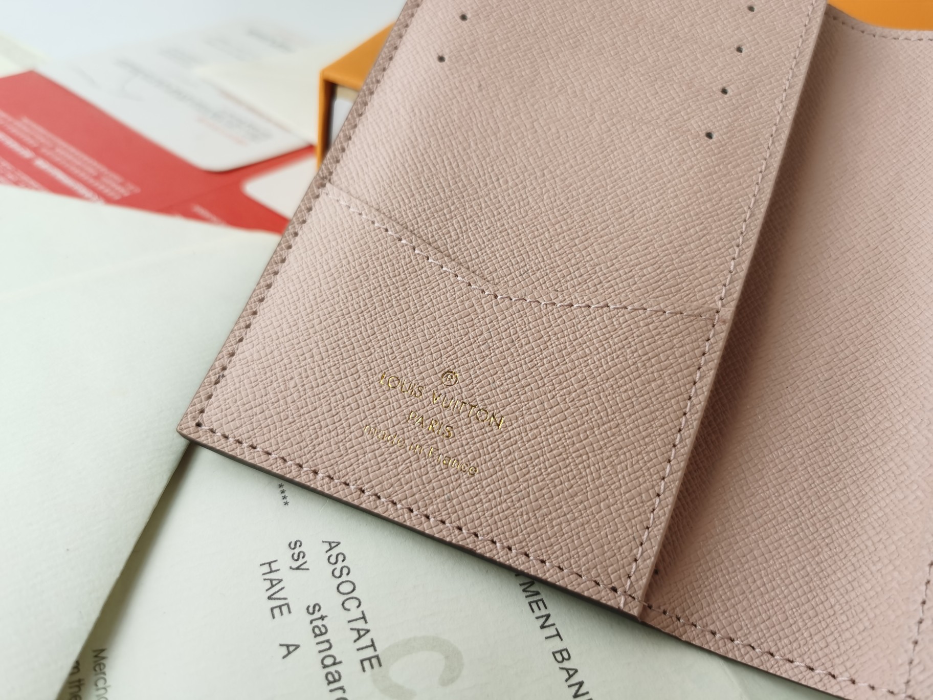 M64502 パスポートケース - 高級粒状牛革製の旅行アクセサリー