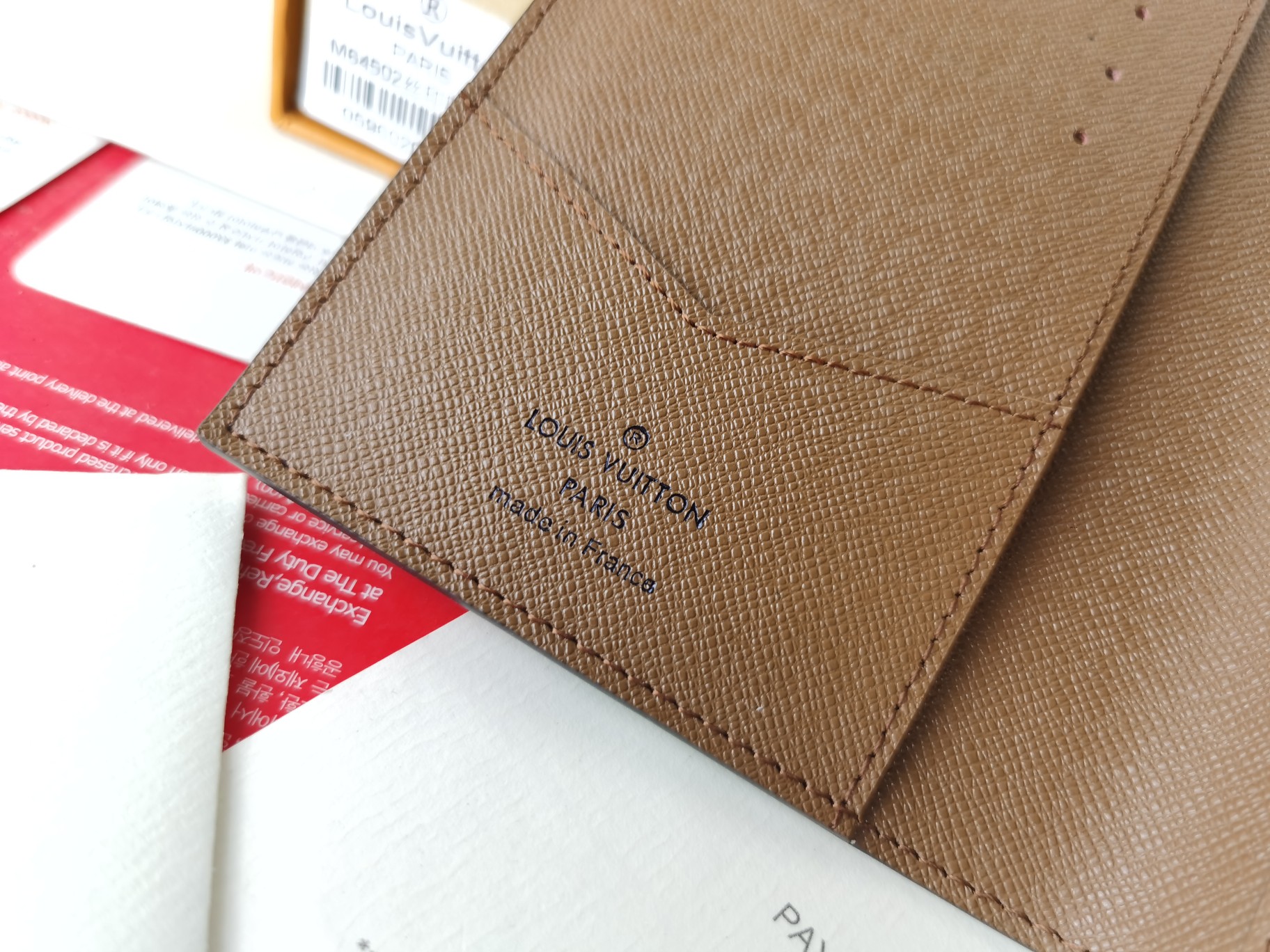 M64502パスポートケース - 高級感あふれる粒纹小牛皮仕様