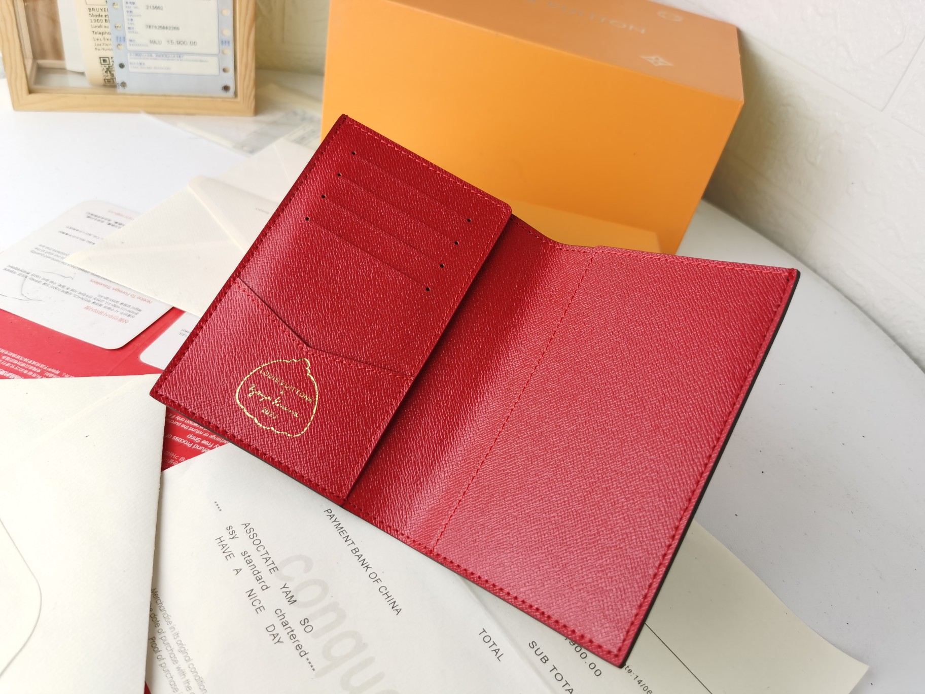 M64502 パスポートケース - 高級感あふれる粒纹小牛皮の旅行アクセサリー