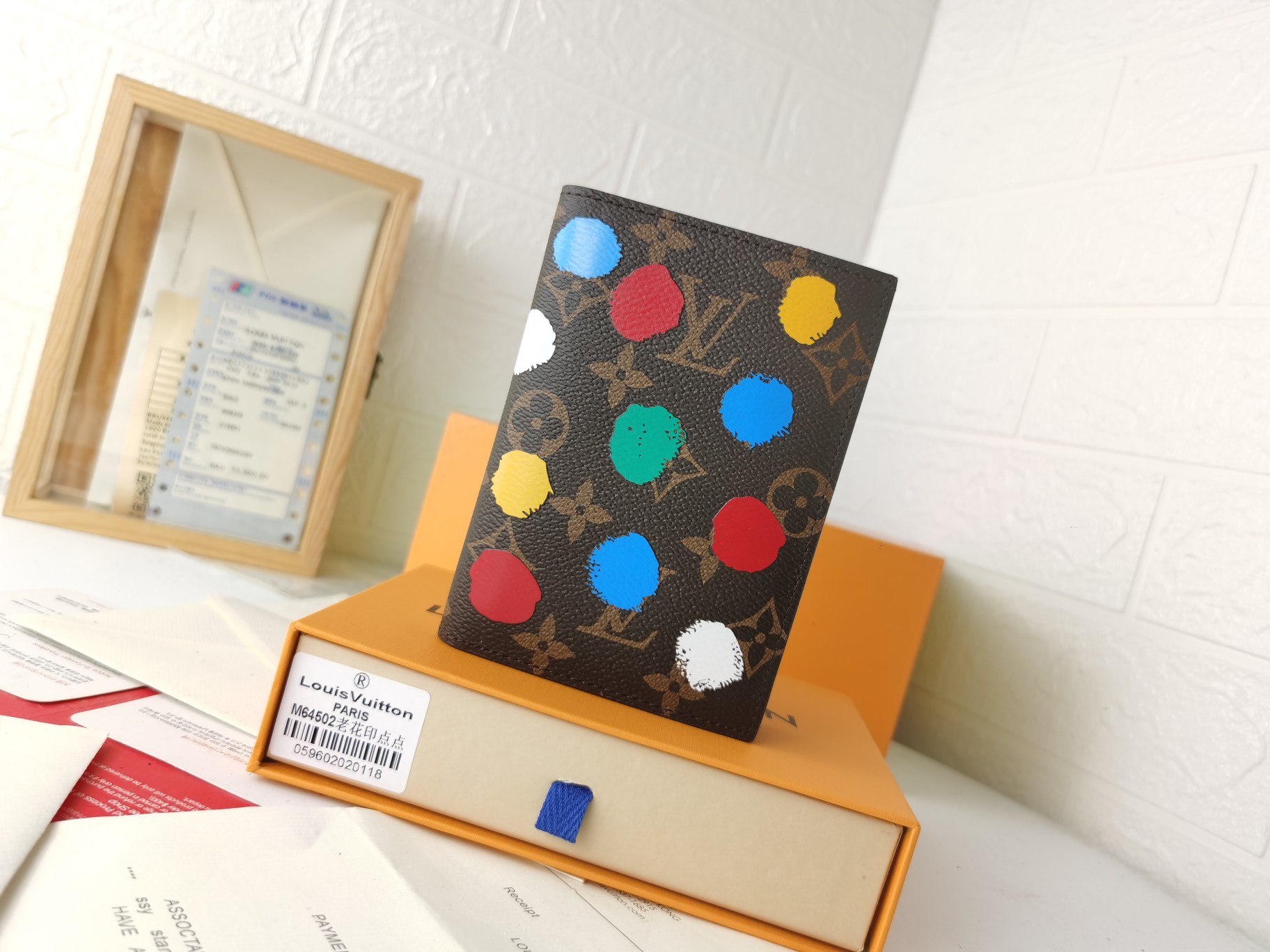 M64502 パスポートケース - 高級感あふれる粒纹小牛皮の旅行アクセサリー