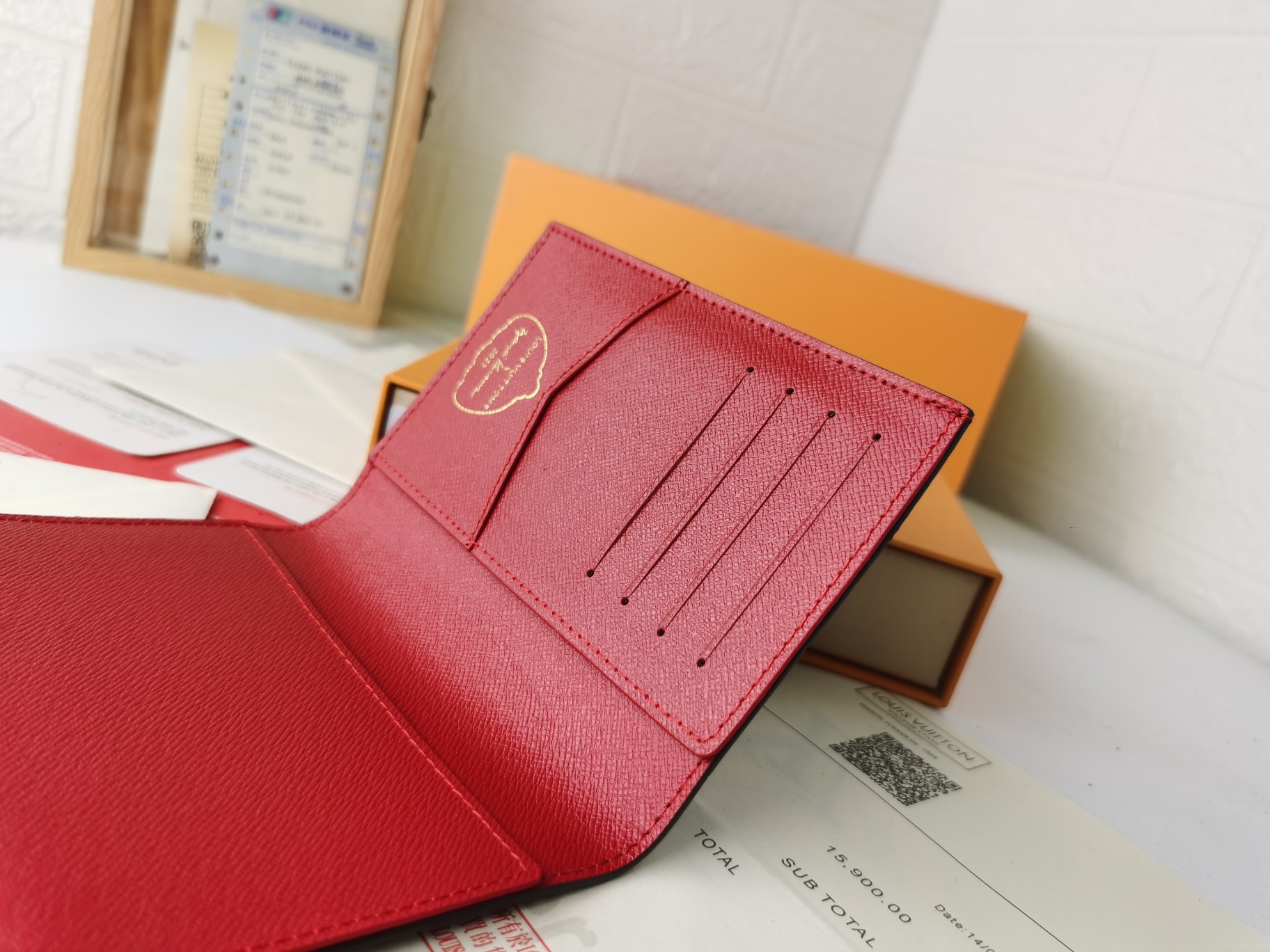 M64502 パスポートケース - 高級感あふれる粒纹小牛皮の旅行アクセサリー