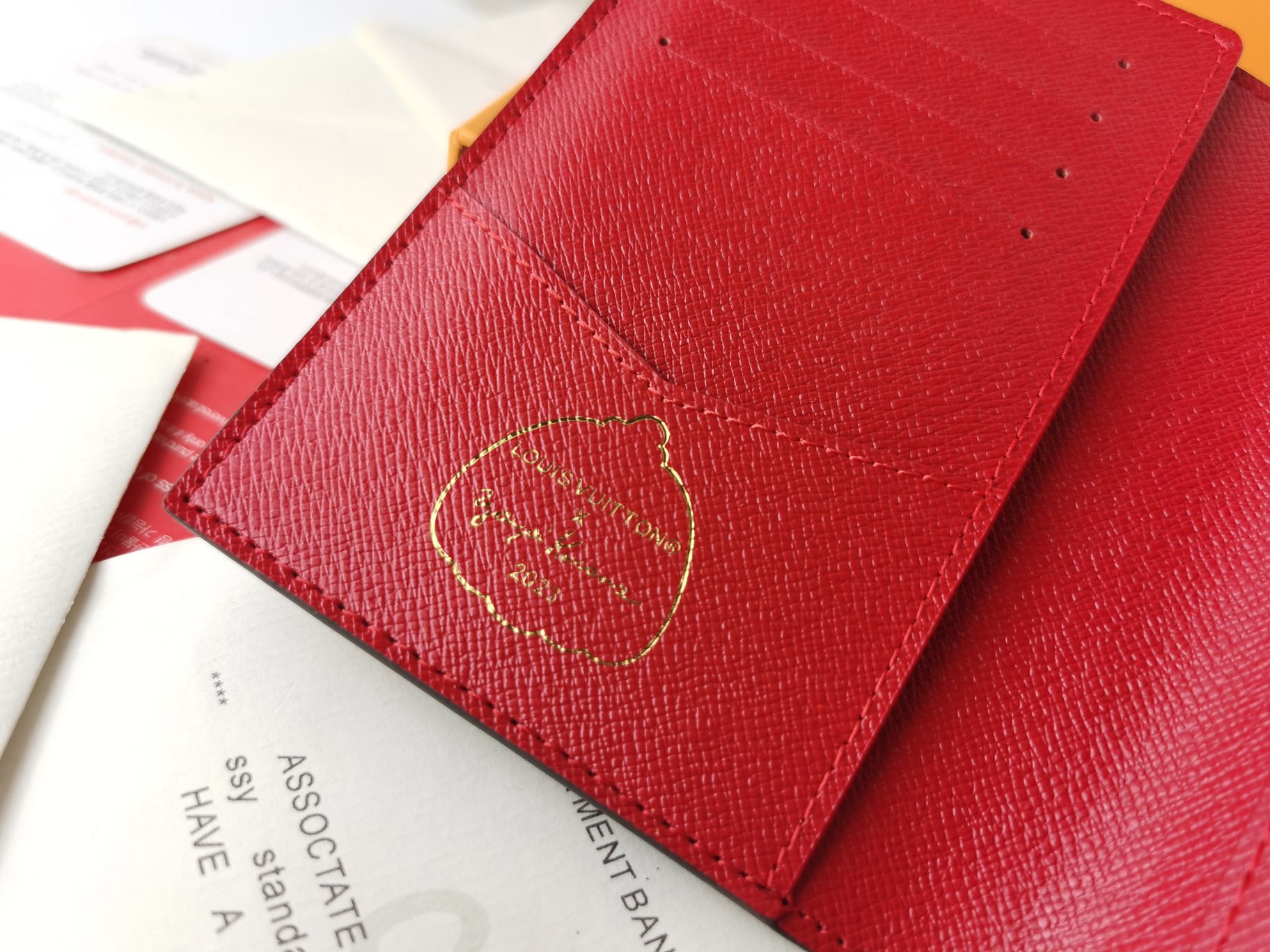 M64502 パスポートケース - 高級感あふれる粒纹小牛皮の旅行アクセサリー