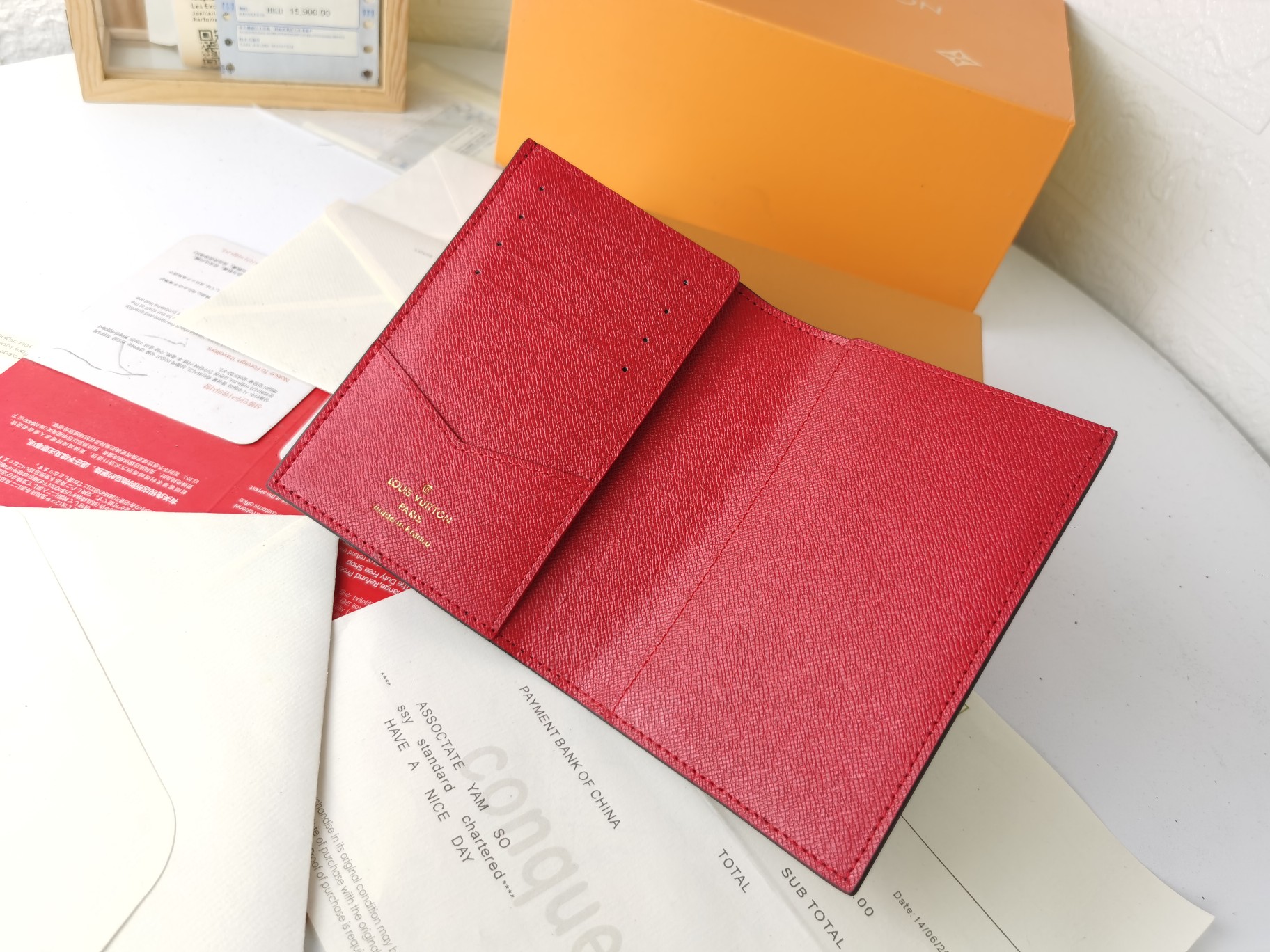 M64502 パスポートケース - ラグジュアリーな粒纹小牛皮製