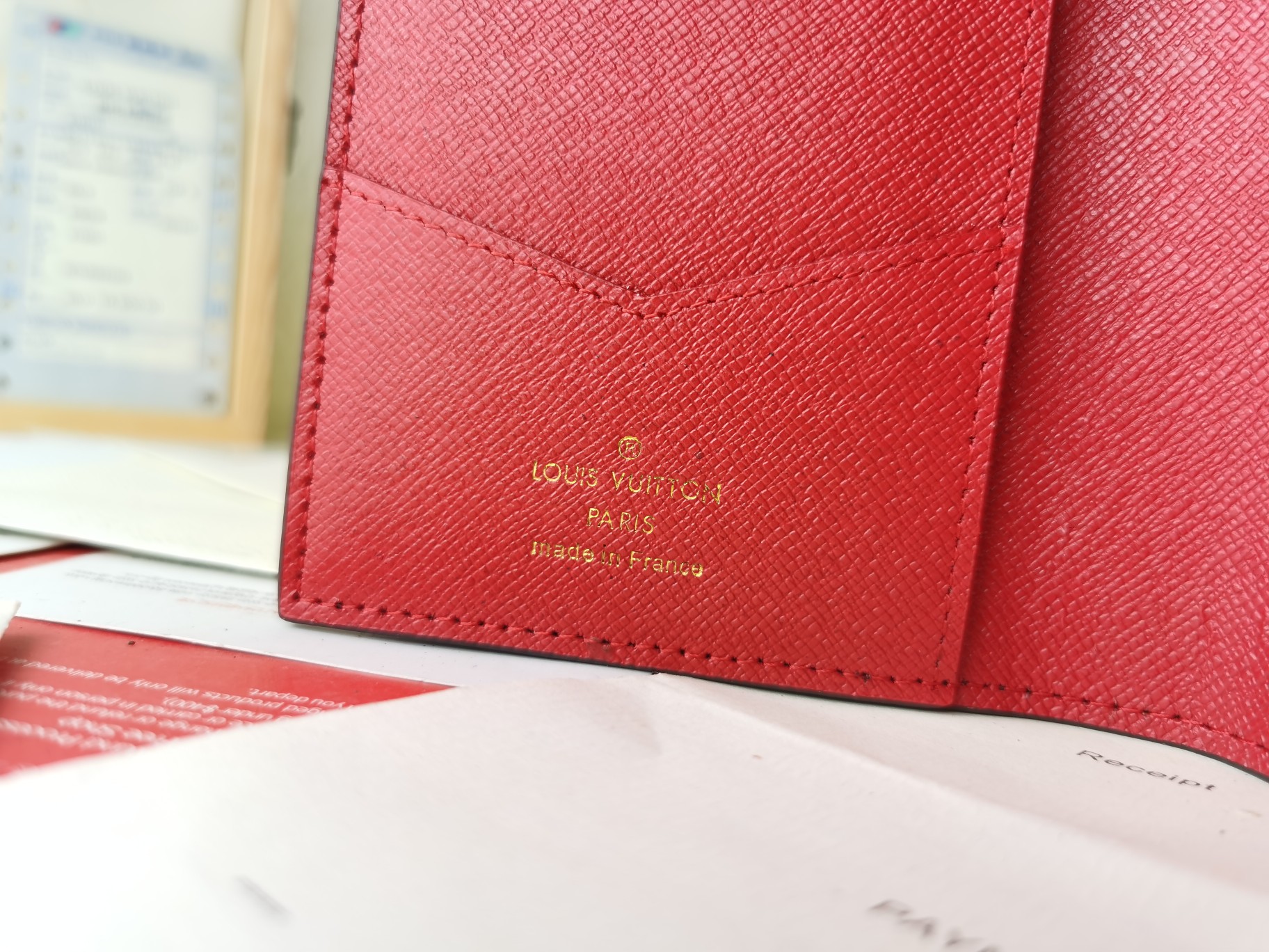 M64502 パスポートケース - ラグジュアリーな粒纹小牛皮製