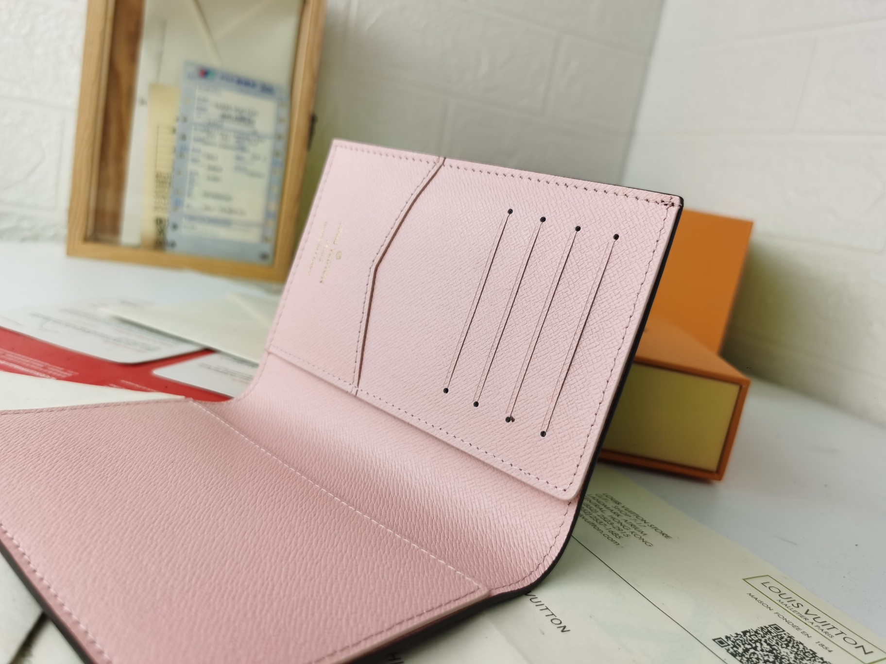 M64502パスポートケース - 高級感あふれる粒纹小牛皮製