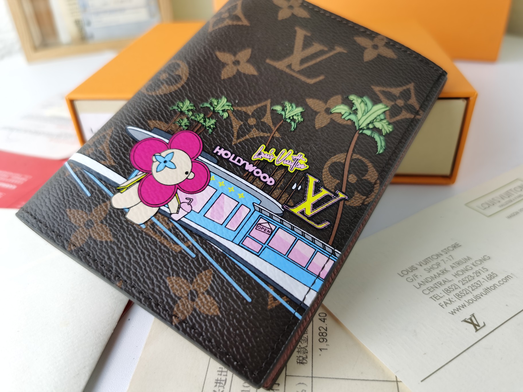 M64502 パスポートケース - 贅沢な粒纹小牛皮使用のクラシック旅行アクセサリー