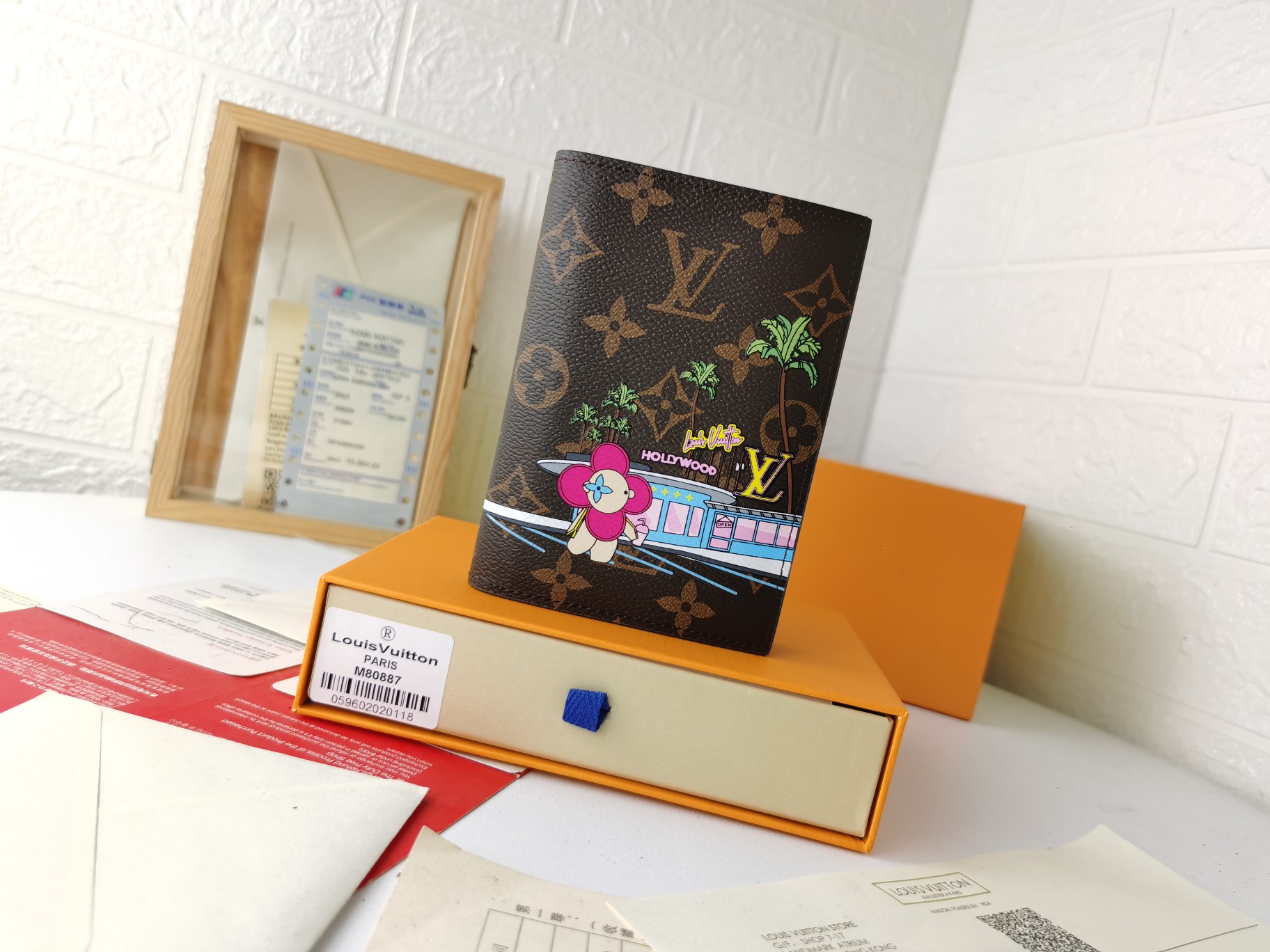 M64502 パスポートケース - 贅沢な粒纹小牛皮使用のクラシック旅行アクセサリー