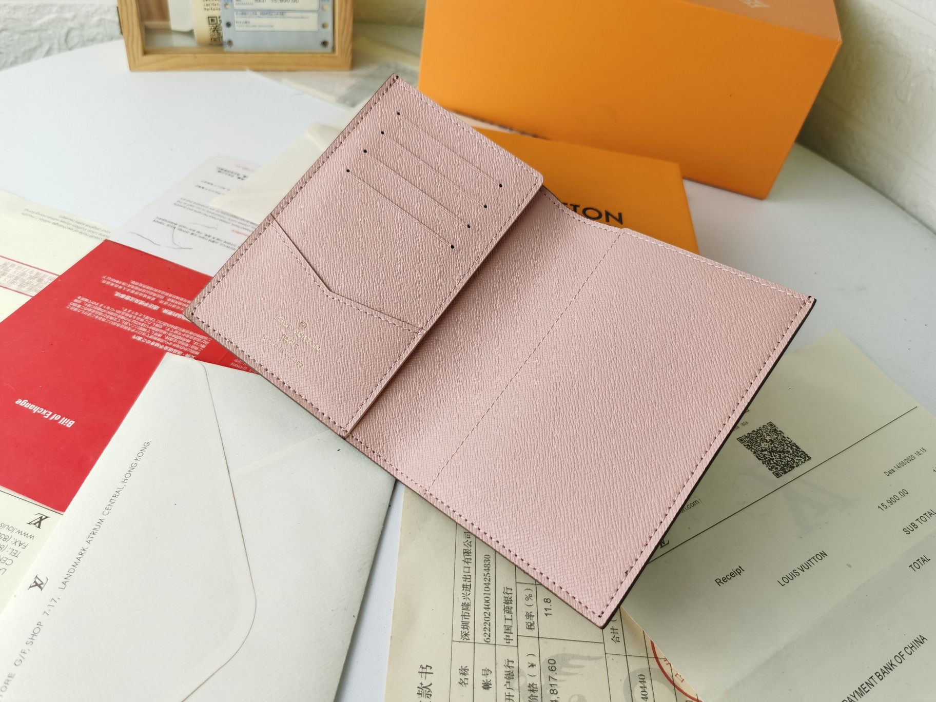 M64502 パスポートケース - 贅沢な粒纹小牛皮使用のクラシック旅行アクセサリー