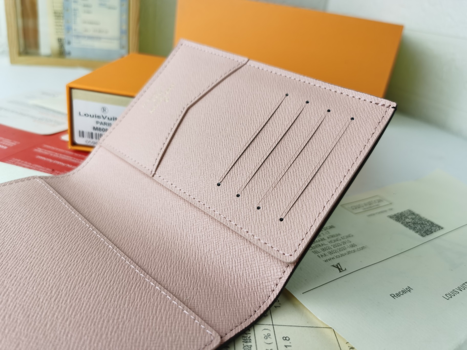 M64502 パスポートケース - 贅沢な粒纹小牛皮使用のクラシック旅行アクセサリー