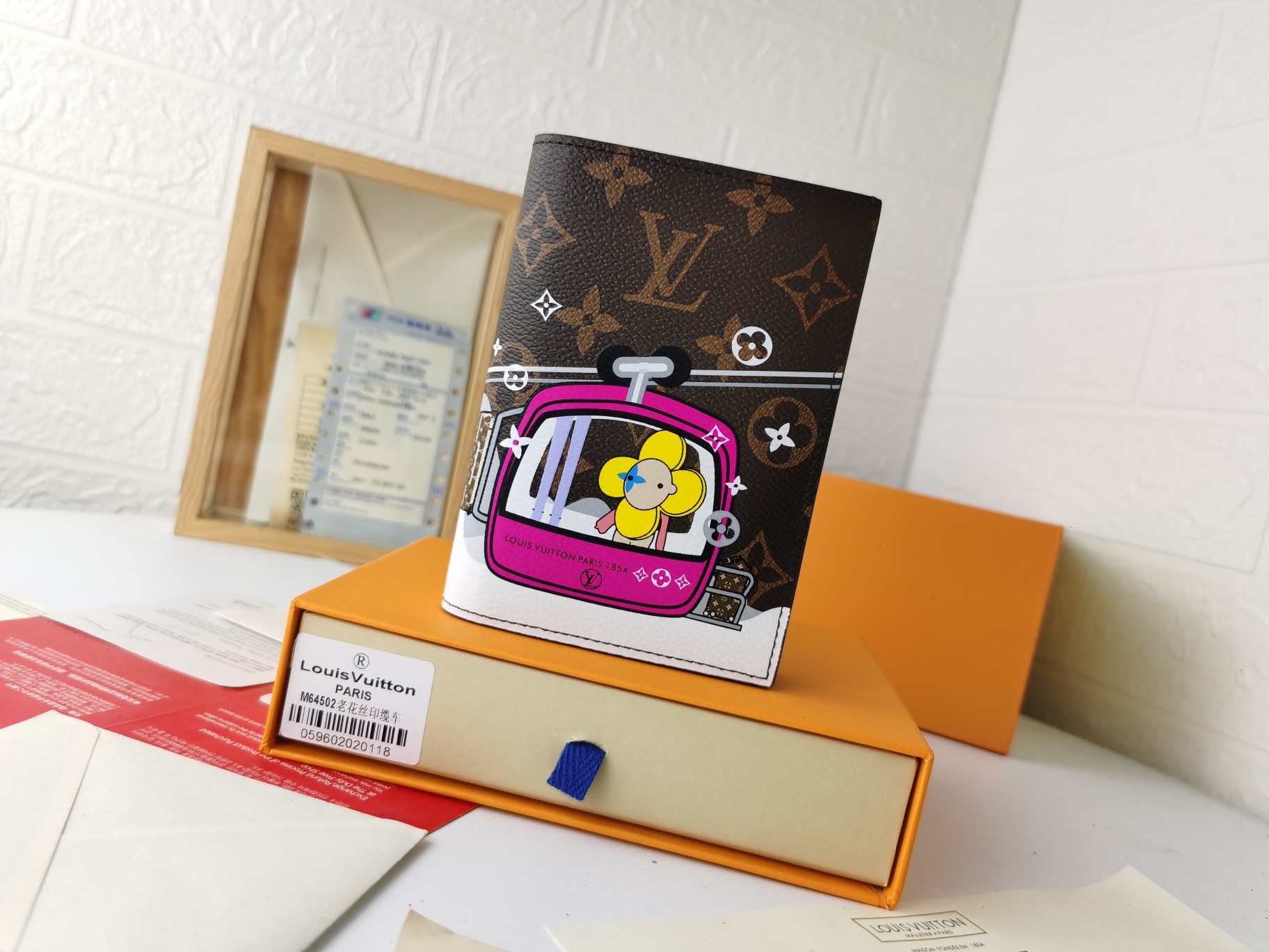 M64502パスポートケース - 贅沢な粒纹小牛皮内衬