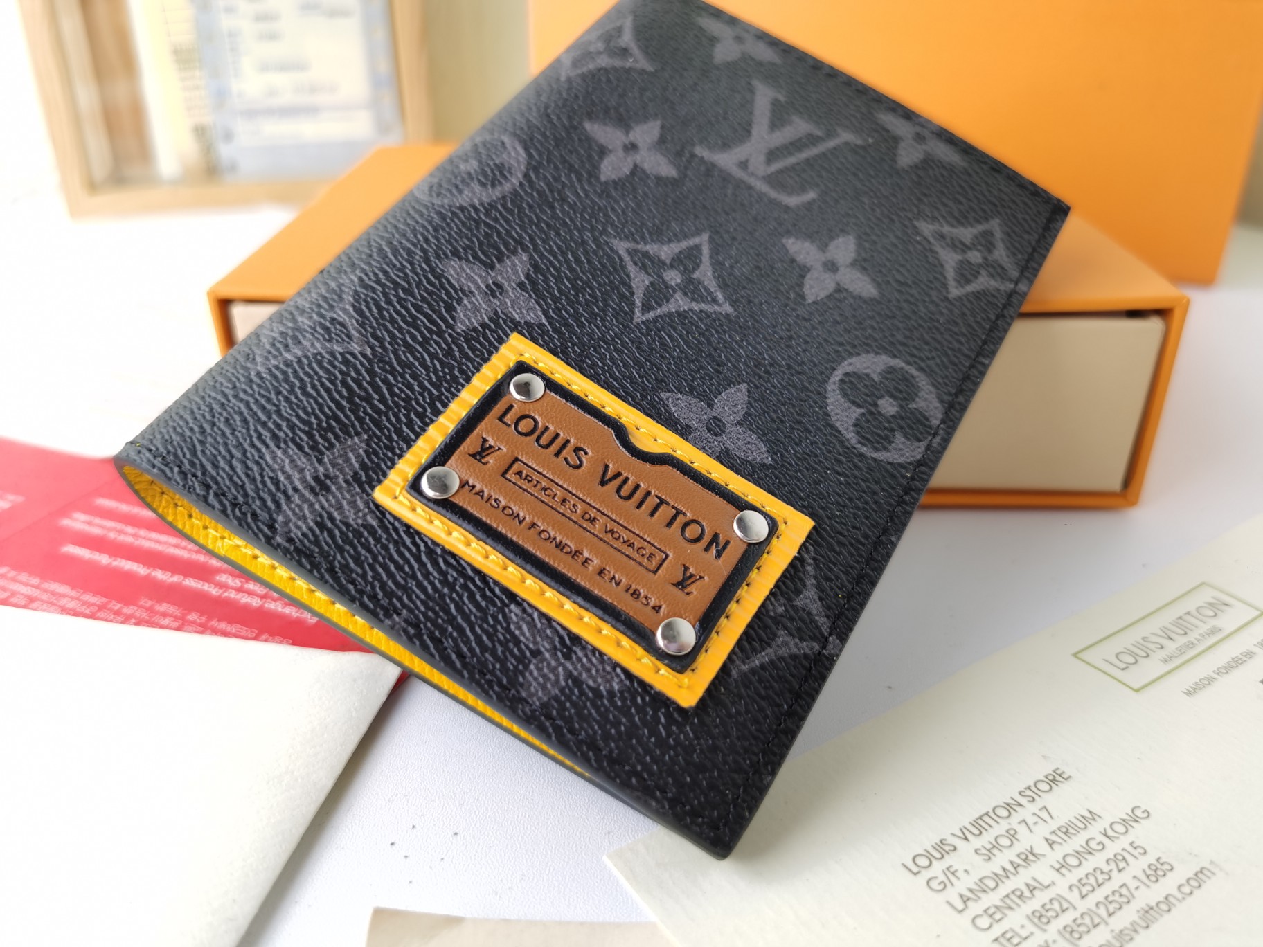 M64502パスポートケース - 贅沢な小牛皮内蔵のスタイリッシュな旅行アクセサリー