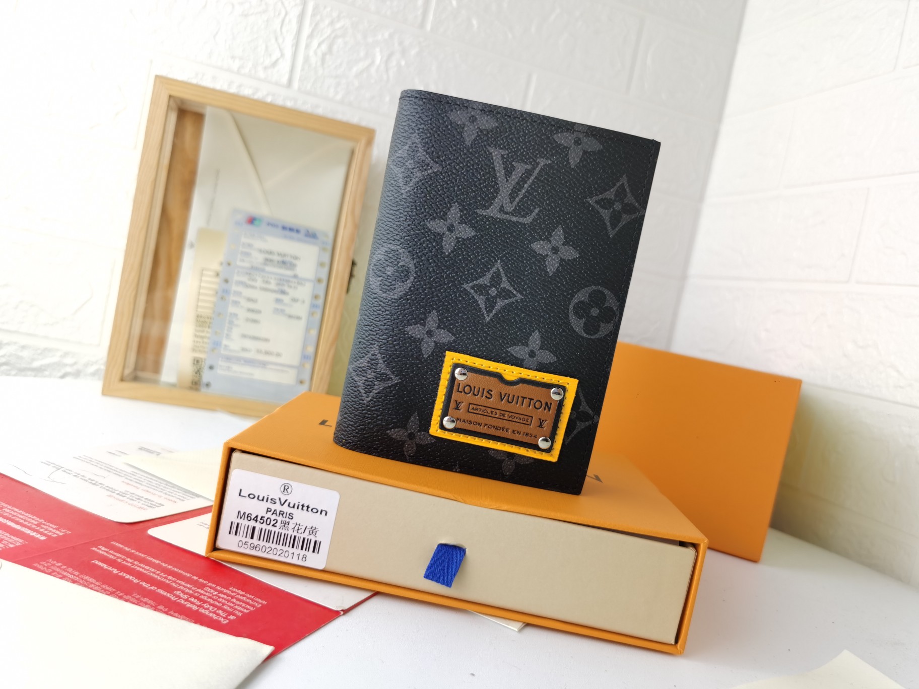 M64502パスポートケース - 贅沢な小牛皮内蔵のスタイリッシュな旅行アクセサリー