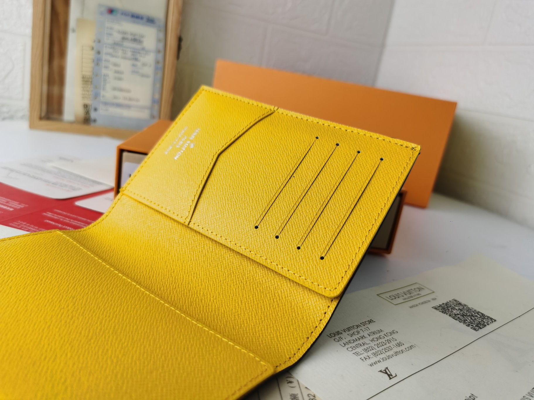 M64502パスポートケース - 贅沢な小牛皮内蔵のスタイリッシュな旅行アクセサリー