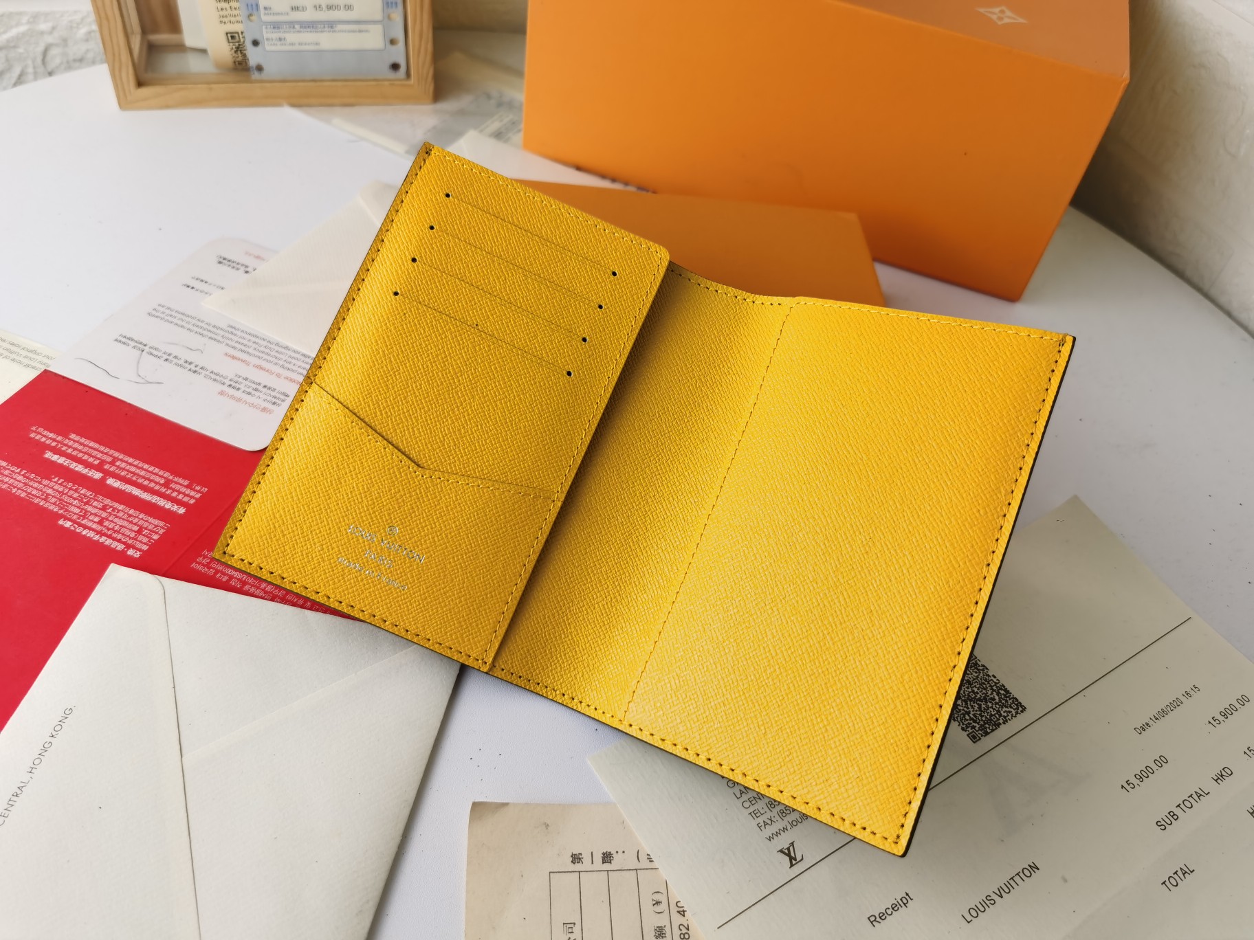 M64502パスポートケース - 贅沢な小牛皮内蔵のスタイリッシュな旅行アクセサリー