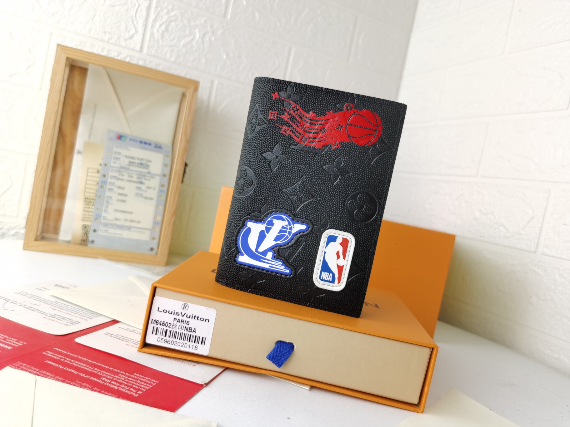 M64502 パスポートケース - 高級粒纹小牛皮のエレガントな旅行アクセサリー