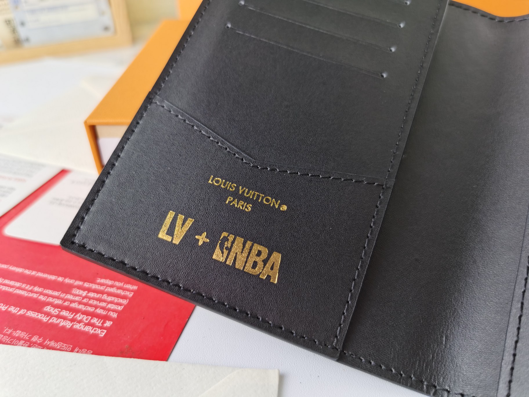 M64502 パスポートケース - 高級粒纹小牛皮のエレガントな旅行アクセサリー