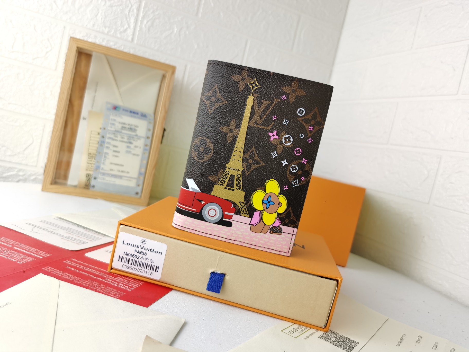 高級M64502パスポートケース - 粒纹小牛皮の洗練された旅行アクセサリー