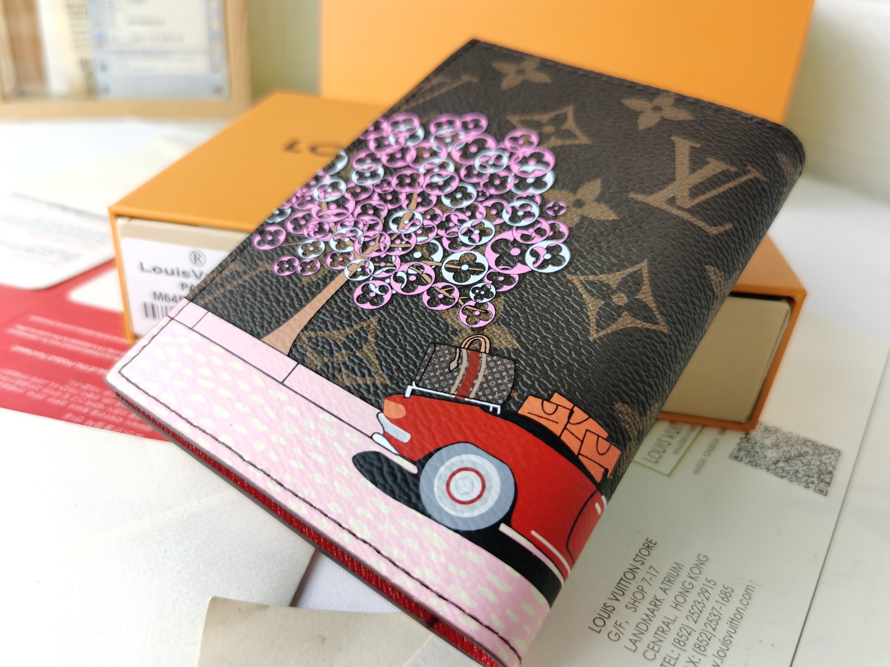 高級M64502パスポートケース - 粒纹小牛皮の洗練された旅行アクセサリー