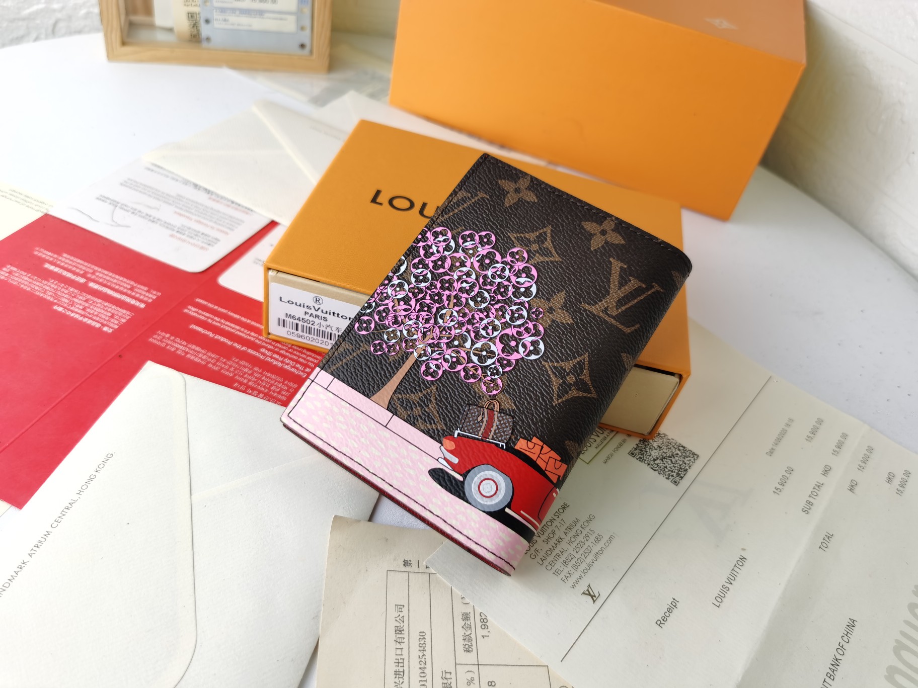 高級M64502パスポートケース - 粒纹小牛皮の洗練された旅行アクセサリー